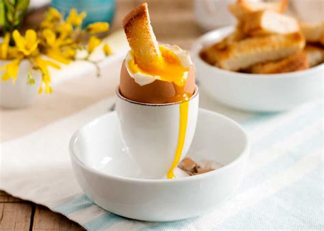 Huevos pasados por agua servidos con pan tostado y especias