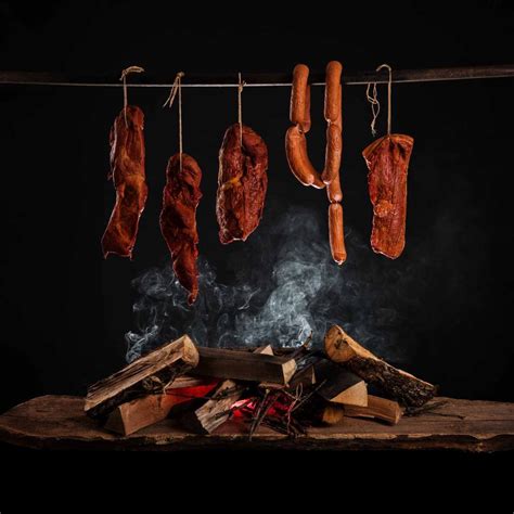 Proceso de ahumado de costillas en una parrilla