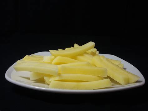 Patatas cortadas en bastones listas para freír