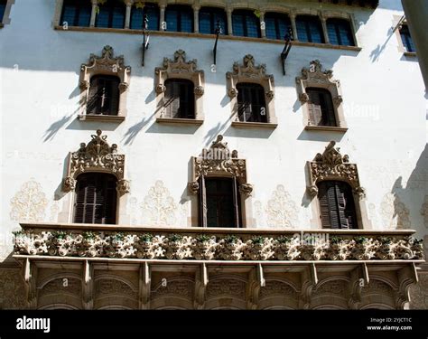 Fachada de la Casa de Mataró con esgrafiados y esculturas