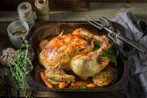Pollo marinándose con especias