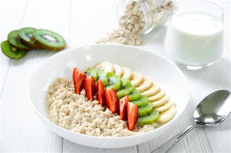 tazón de avena con leche y frutas frescas
