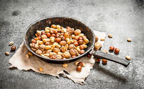 Frutos secos variados listos para tostar