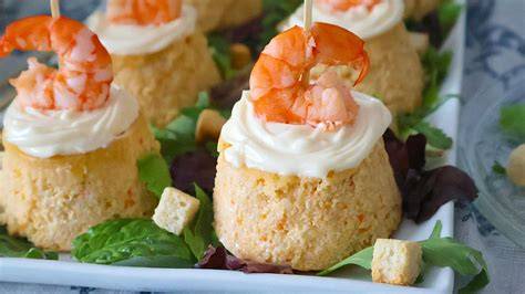 Flanes de merluza y langostinos presentados en un plato