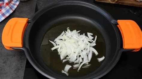 Cebolla y zanahoria pochándose en una cazuela