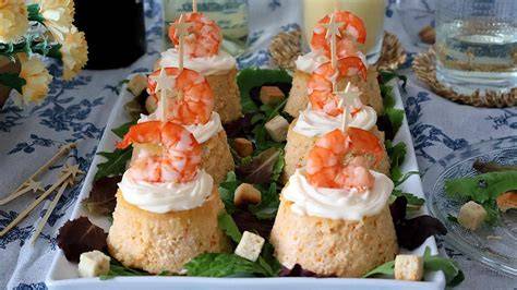 Flanes de merluza y langostinos desmoldados y decorados con salsa rosa y langostinos