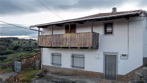 Casas tradicionales de Guisando con balcones de madera