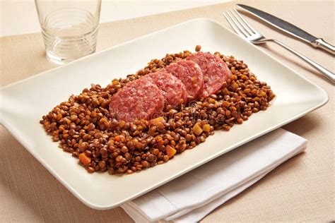 Lentejas con cotechino servidas en una cesta de pan de molde