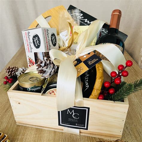 Variedad de cestas de Navidad con productos gourmet