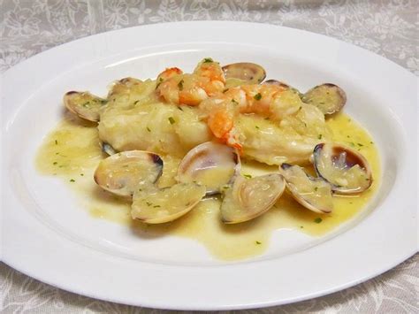 Merluza al cava con almejas y gambas