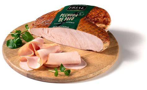 Pechuga de pavo troceada sellándose en una sartén