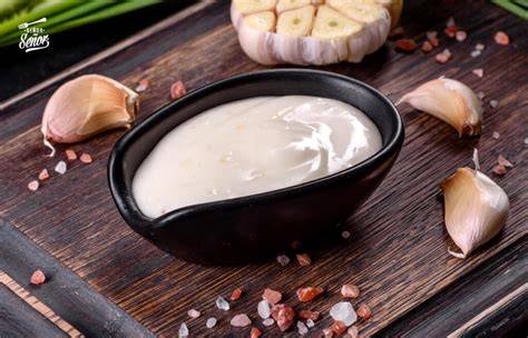 Ingredientes para la salsa de queso: cebolla, ajo, puerro, queso crema, queso Havarti, nata, caldo y vino blanco