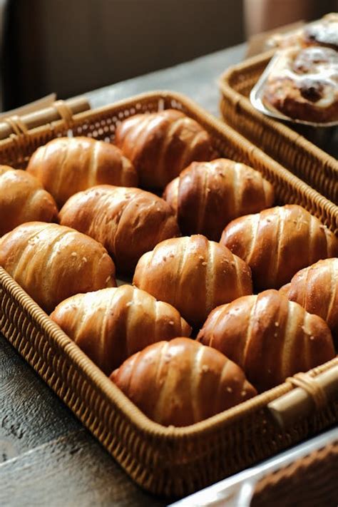 Panecillos de Viena recién horneados en una cesta