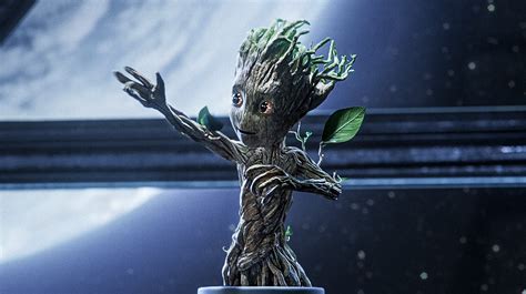 Groot usando sus poderes de control de plantas