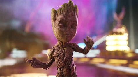 Baby Groot bailando en una maceta