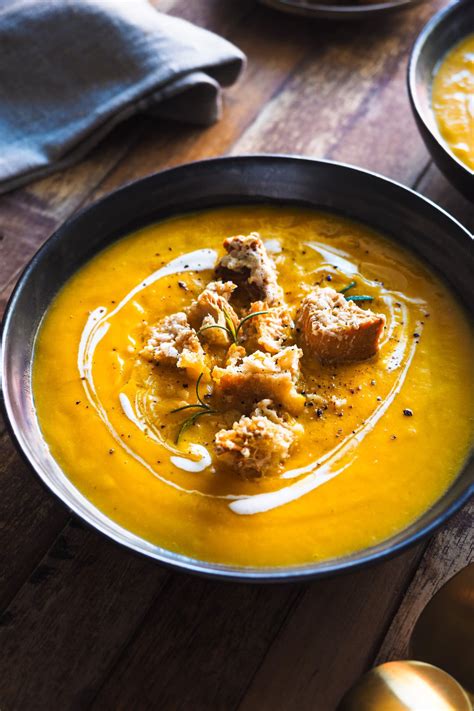 Crema de calabaza con picatostes y perejil
