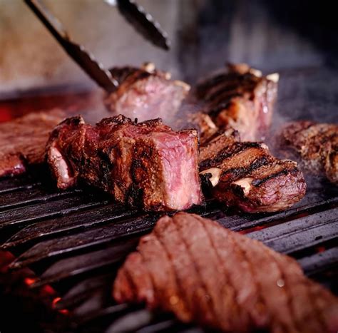 Gauchos asando carne a la cruz