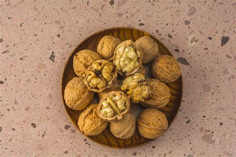 Nueces en su cáscara y peladas