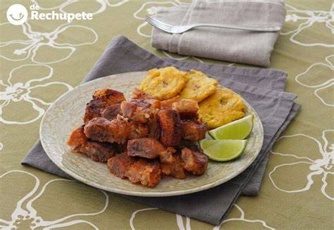 Plato de cerdo crujiente con acompañamientos