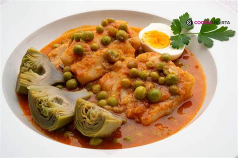 Ingredientes principales para la cazuela de bacalao con alcachofas y habas