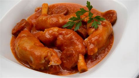 Manitas de cordero en salsa con pan