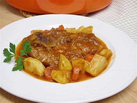 Pierna de cordero guisada con patatas