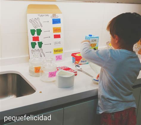 Niños cocinando con utensilios Montessori