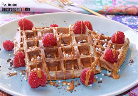 Gofres de espelta con frutas y sirope