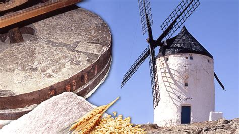 Sacos de harina de trigo y granos en un molino tradicional