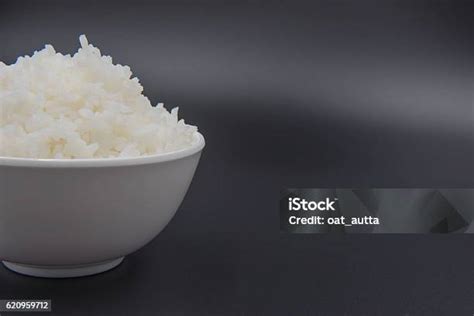 Arroz negro cocido en un bol