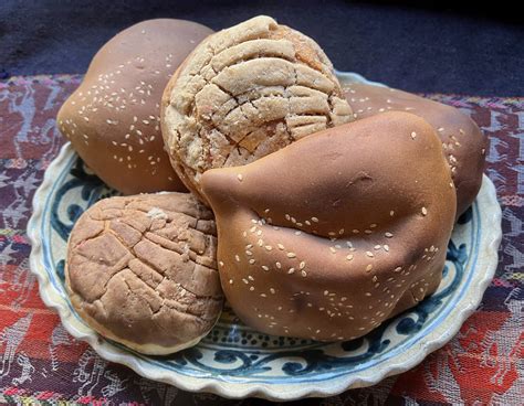 Variedad de panes dulces mexicanos: concha, cocol, marranito, pan de muerto