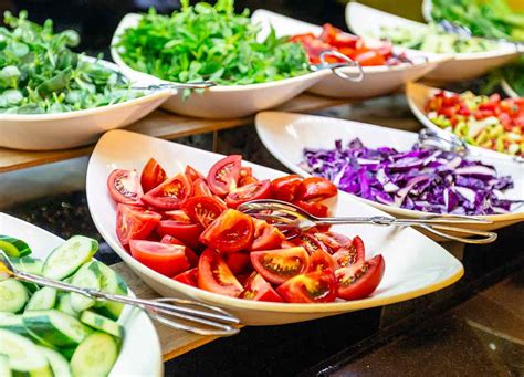 Variedad de ensaladas y acompañamientos en un buffet