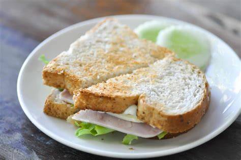 Sándwich de gambas con alioli servido en un plato