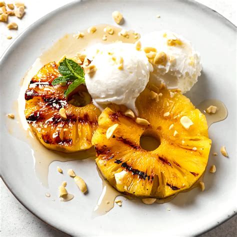 Crepes de piña con almíbar caramelizado
