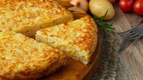 Ingredientes para tortilla de patatas chips: huevos y patatas fritas