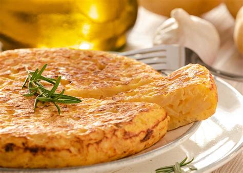 Tortilla de patatas chips con cebolla frita