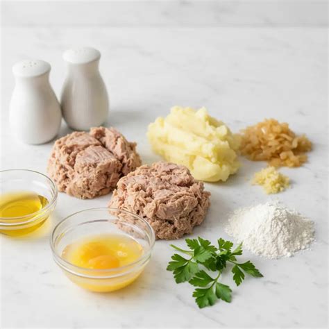 Ingredientes básicos para hacer croquetas de atún: atún, harina, leche, mantequilla, cebolla y huevos
