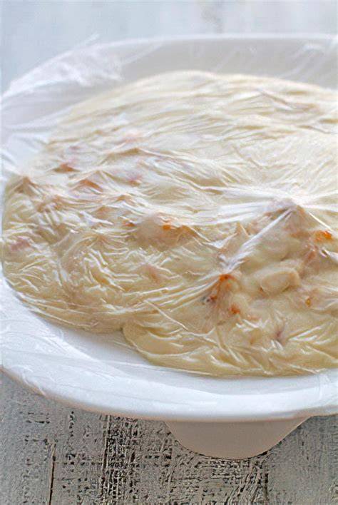 Masa de croquetas enfriándose cubierta con papel film