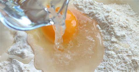 Proceso de mezcla de ingredientes líquidos para bollitos