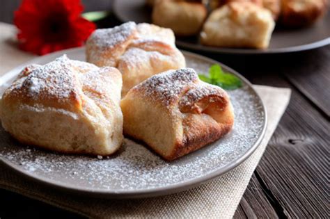 Bollitos rellenos de mermelada listos para freír