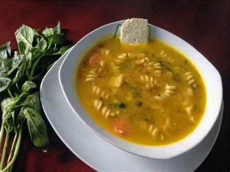 Plato servido de menestrón de queso con lenteja