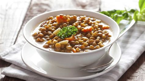 Variedad de vegetales para añadir a la sopa de lentejas