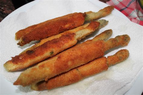 Espárragos rebozados friéndose