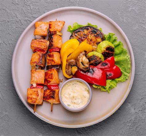Brochetas de salmón a la parrilla con vegetales