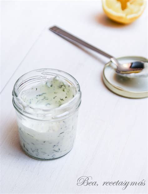 Yogur natural con eneldo y limón