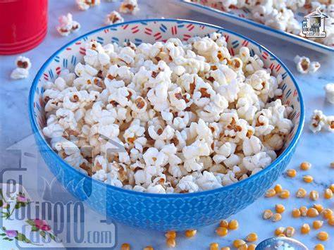 Plato de palomitas de maíz con un sobre de Ajinomoto al lado