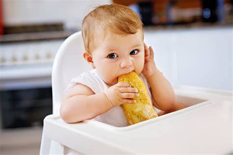 Bebé comiendo de forma segura