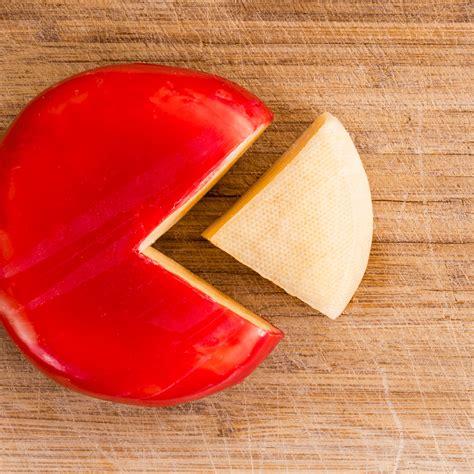 Corte de una rueda de queso Gouda