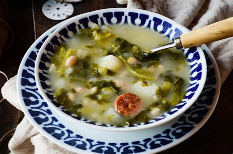 Plato de caldo gallego con berza