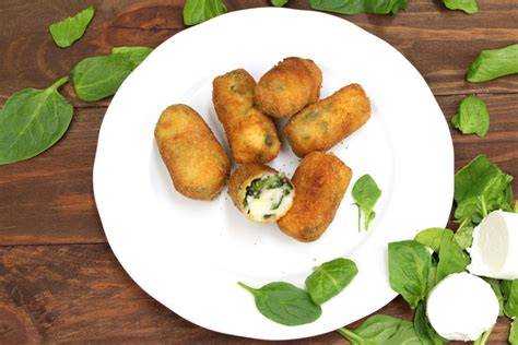Plato con croquetas gourmet de espinacas y queso de cabra